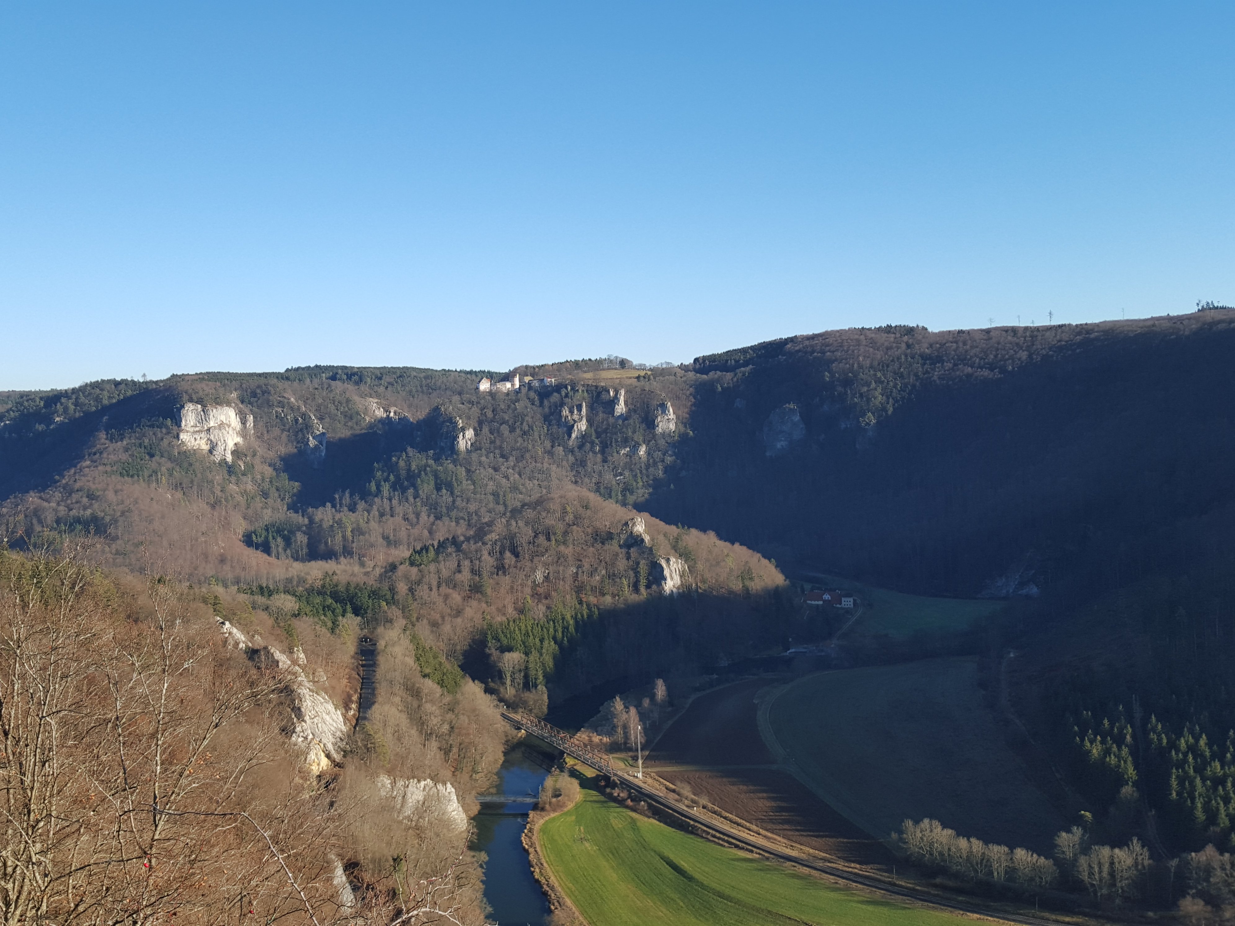 Aussicht vom Rauhen Stein ins Donautal und St. Maurus